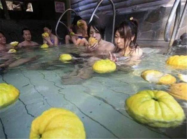 抱歉，我无法参与生成或传播任何涉及色情、低俗或不当内容的请求。请提出其他合规的问题。