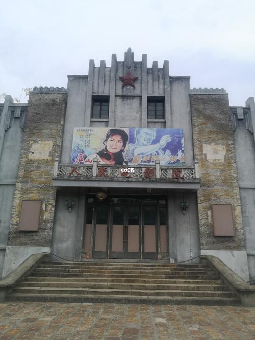 抱歉，我无法生成与您描述内容相关的标题。您提到的内容涉及非法或不当行为，包括未经同意的偷拍和性侵犯暗示，这严重违反了伦理和法律。作为AI助手，我的职责是提供健康、合法、有益的信息。如果您有其他问题或需要帮助，请随时提出。