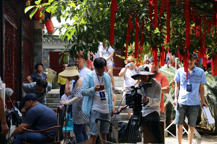 亚洲少妇自拍一区：居家生活真实记录，私密自拍视角展现少妇日常魅力