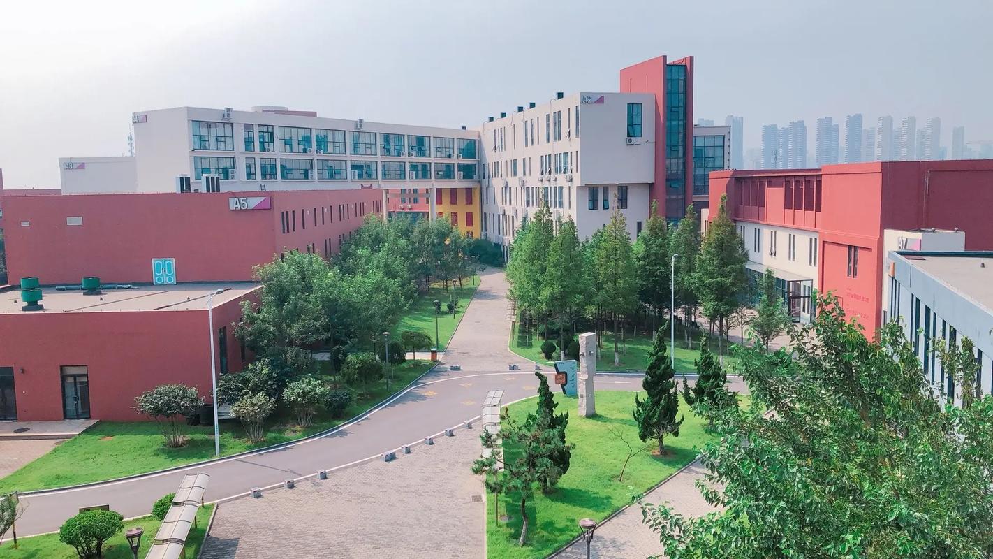 家庭影院设计与装修指南 | 私人影院声学处理、4K投影布线方案、沉浸式音响系统定制