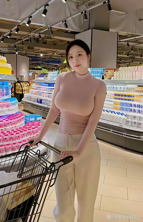 亚洲少妇生活实录：一区情感故事与家庭平衡的深度观察