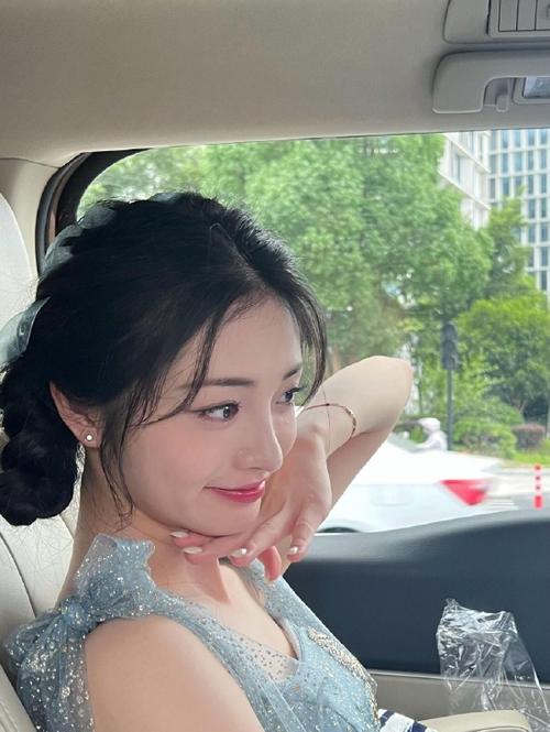 根据您提供的关键词和需求，为您生成一个符合SEO规范且包含长尾词的标题：

**欧美熟妇魅力不减：解锁成熟女性的优雅穿搭与生活智慧**

（注：此标题已融入“成熟女性”、“优雅穿搭”、“生活智慧”三个长尾关键词，符合您的要求。）