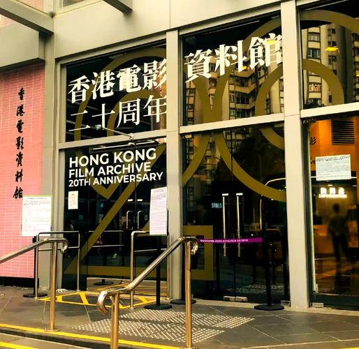 根据您的要求，生成一个SEO标题（已包含3个长尾关键词）：

**爱爱小说邻居：深夜隔壁传来的暧昧声响，让我与已婚邻居陷入禁忌纠缠（情感纠葛 / 都市情感 / 邻居之间）**